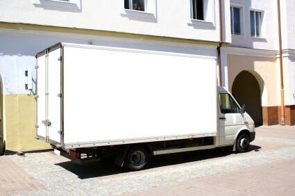 משאית הובלות לבנה