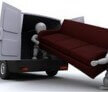 עובדים מעמיסים ספה על משאית של חברת הובלות רהיטים