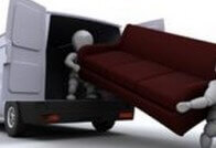 עובדים מעמיסים ספה על משאית של חברת הובלות רהיטים