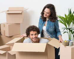 זוג עם קרטונים לפני הובלת דירה